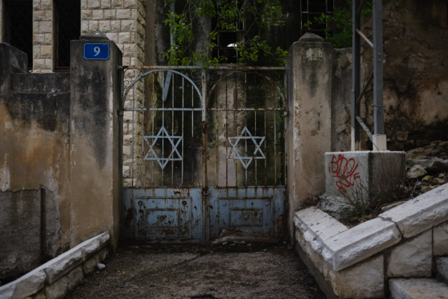 אזעקה פתאומית גרמה לי לפרוץ את שער בית הכנסת האם חייב לשלם? הרב יהודה יצחקי 
