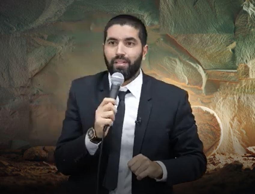 הילד התעקש לקנות דווקא את החנוכייה הישנה, ורק בבית התגלה הסוד הנורא שהיה טמון בה 