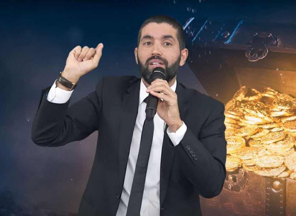 נהג משאית יוצא למסע למציאת עבודה, בדרך הוא עובר דברים מטורפים סיפור מדהים 