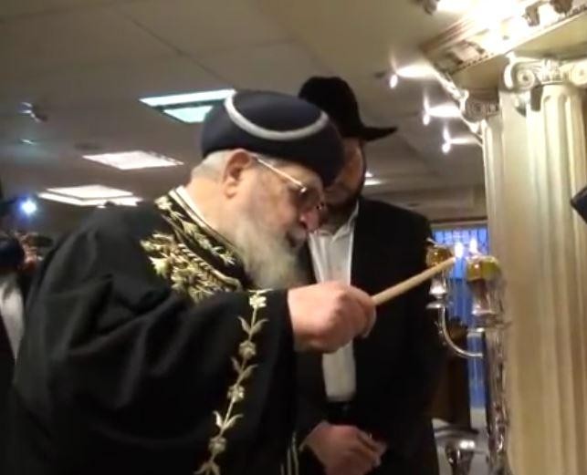 מרן רבנו עובדיה יוסף זצוק"ל בהדלקת נר שני של חנוכה 