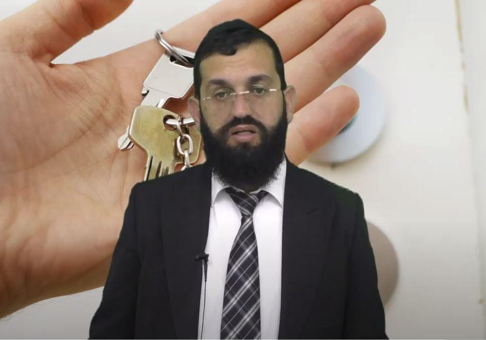 האם מותר לצאת עם מפתח או טלית בשבת?