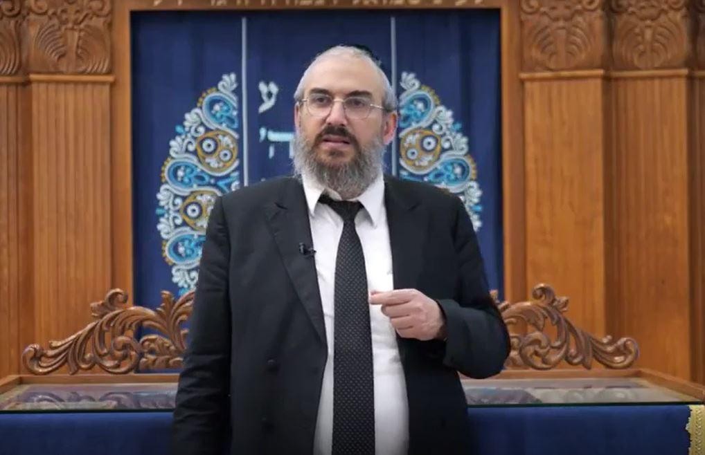 האבא עבריין מוכר, הבת רוצה להתחתן עם בחור ישיבה וכאן מתחיל הסרט
