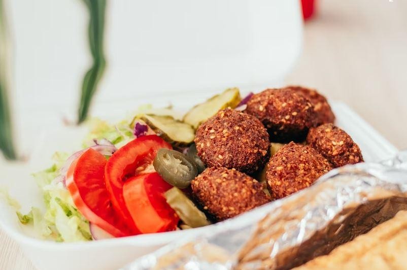 הגעתי לחנות פלאפל ואני מעט רעב ורוצה לטעום כדור פלאפל ולברך 'שהכל', האם הדבר אפשרי?