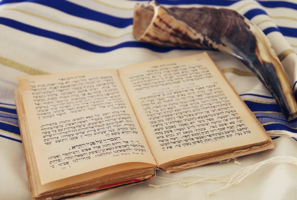 אדם שיודע שכאשר הוא יתפלל בנץ החמה ביום ראש השנה, יצטרך לישון לפני חצות היום, מה יעשה?