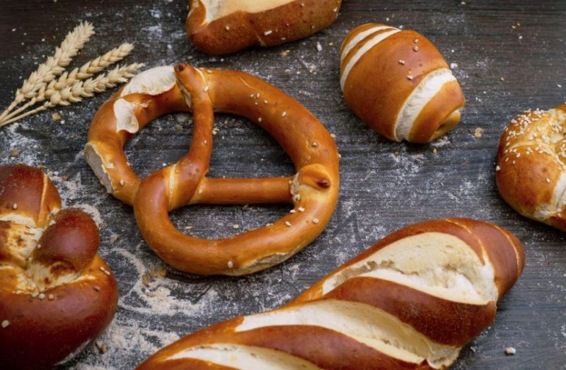 מה מברכים על בייגלה בטעם זעתר? הרב אושרי אזולאי 