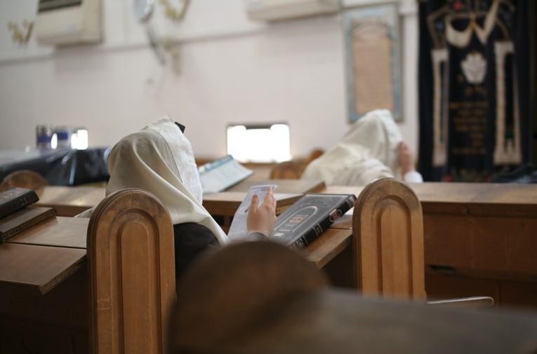 אם הבטיח כסף שיבואו להשלים מנין ובסוף הגיעו מתפללים רבים - הרב יהודה יצחקי