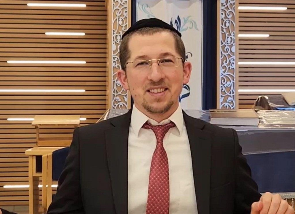 האם "שמיני עצרת" ו"שמחת תורה" זה אותו חג? וכיצד ניצלו בחורי הישיבה מתאי הגזים? - הרב יוסף שכטר