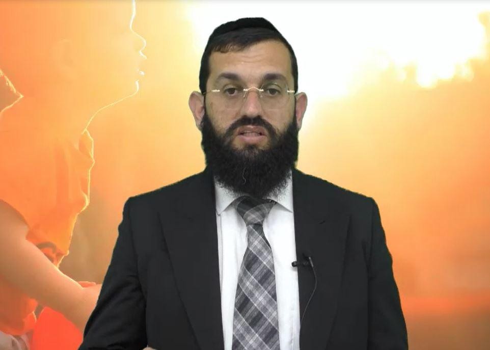האם מותר לשחק בכדור בשבת? הרב אושרי אזולאי 
