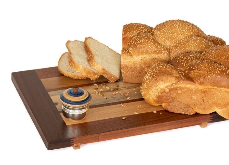 מגש מזכוכית שמניחים עליו חלות, האם צריך טבילה?