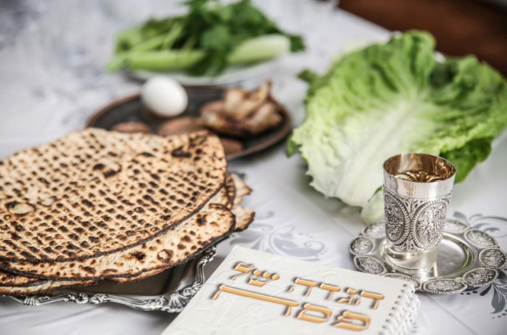 איש או אישה שלא אמרו הלל בליל פסח לאחר תפילת ערבית ונזכרו בסוף הסדר לאחר ההלל של ההגדה של פסח האם צריכים לומר שוב את ההלל?
