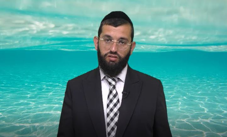 האם מותר להתפלל בים עם מכנסיים קצרים? - קצרים עם הרב אושרי אזולאי    