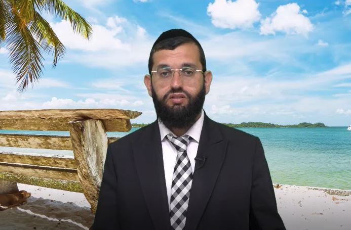 מהם האפשרויות שניתן לברך בים בלי כיפה? - קצרים עם הרב אושרי אזולאי     