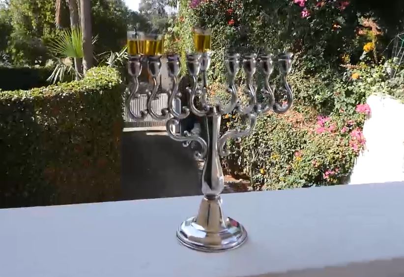 הרב ירון אשכנזי - מהו המקום הראוי ביותר להדלקת נרות חנוכה? - צפיה   