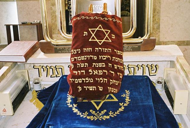 האם מותר לקרוא בספר תורה לפני זמן מנחה בשבת ולהתפלל עמידה בזמן מנחה? - הרב אושרי אזולאי 