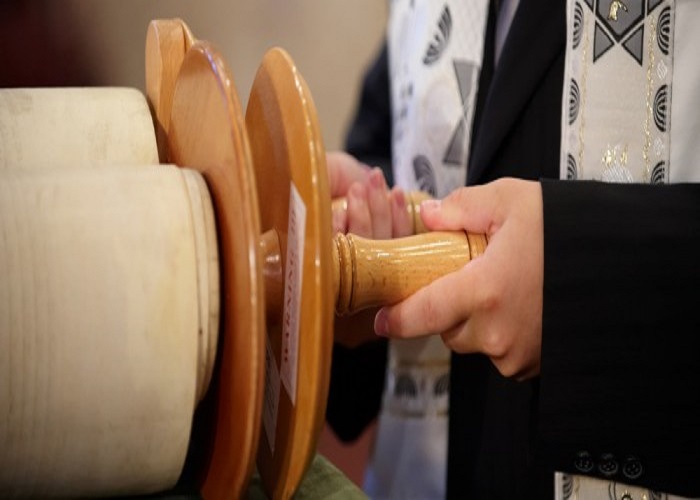 מה הדין אם הגביה ספר תורה בטעות בפרשה אחרת שאינה פרשת השבוע? - הרב אושרי אזולאי    