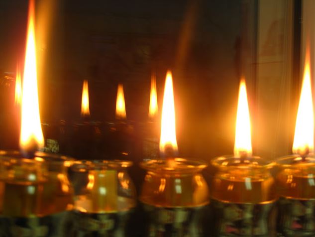 משולחנו של מרן - האם בחורי ישיבות יברכו על הדלקת נר חנוכה בחדריהם?
