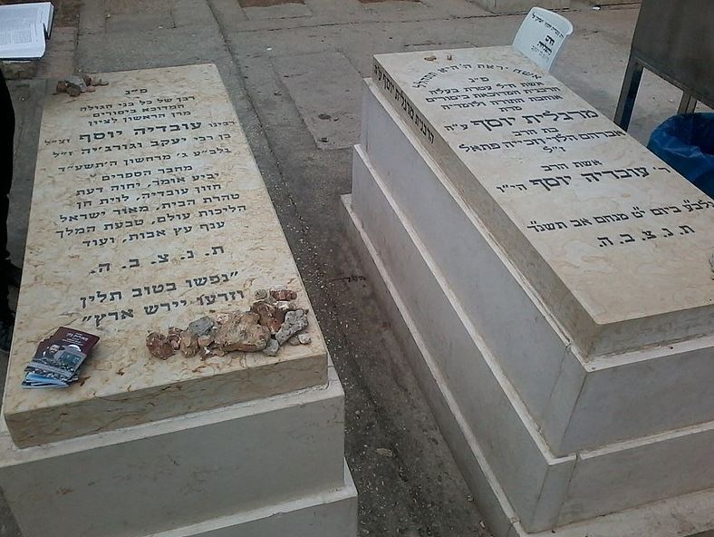 שאלה: האם מותר לבקר בקברו של מרן זצוק"ל בראש חודש? - הרב אושרי אזולאי  