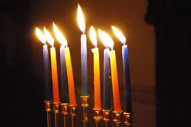 גרושה או אלמנה שיש לה בן גדול מי ידליק? הרב אושרי אזולאי 