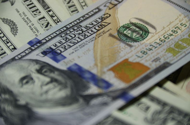 ראובן שלח את שמעון חברו להחזיר בעבורו 100$ לגמ"ח. ושמעון איבד את הכסף - הרב חיים והב