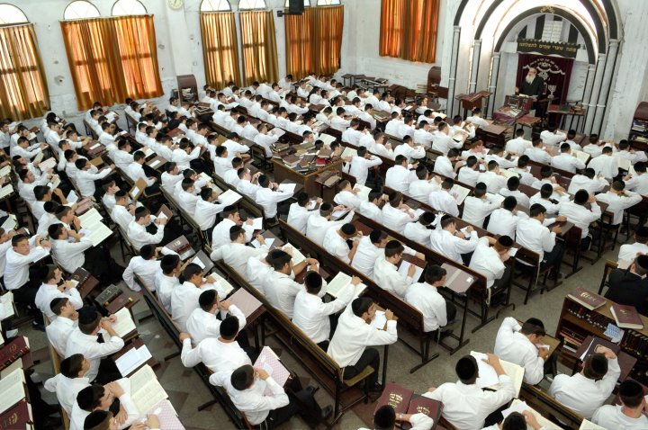 האם אברך חייב ליתן מחצית השקל? - הרב אושרי אזולאי  