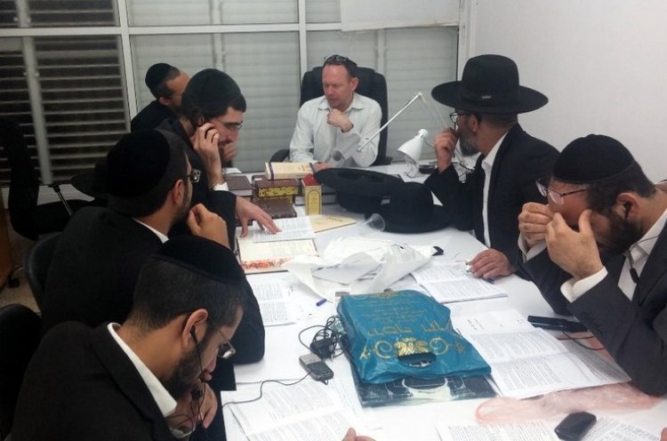 כך נראית כעת פעילות מוקד קו ההלכה ערב יום כיפורים תשע"ט