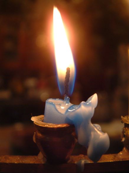 בירך על נרות חנוכה ולפני ההדלקה נשפך השמן, האם יחזור לברך? - הרב אושרי אזולאי 