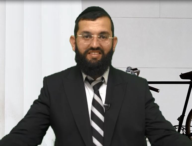 האם מותר לכוין אדם הנוסע בשבת לרחוב מסוים? - קצרים עם הרב אושרי אזולאי   