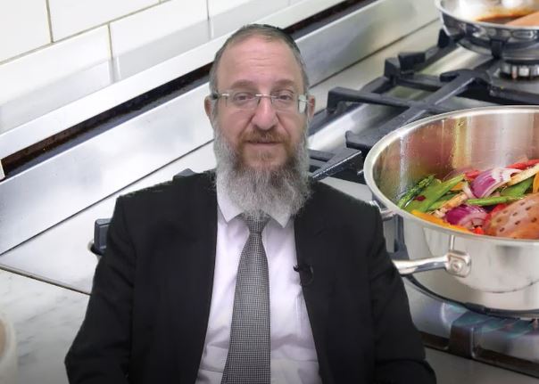 אשה שהפשירה שקית חלב קפואה בתוך סיר בשרי, מה דין החלב? הרב ירון אשכנזי  