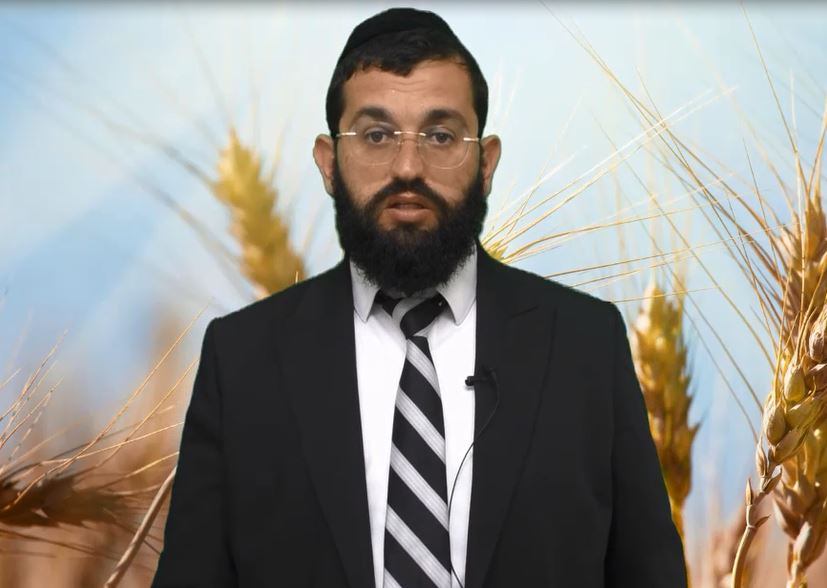 איך מדליקים נרות כשחל יום טוב במוצאי שבת? - קצרים עם הרב אושרי אזולאי 