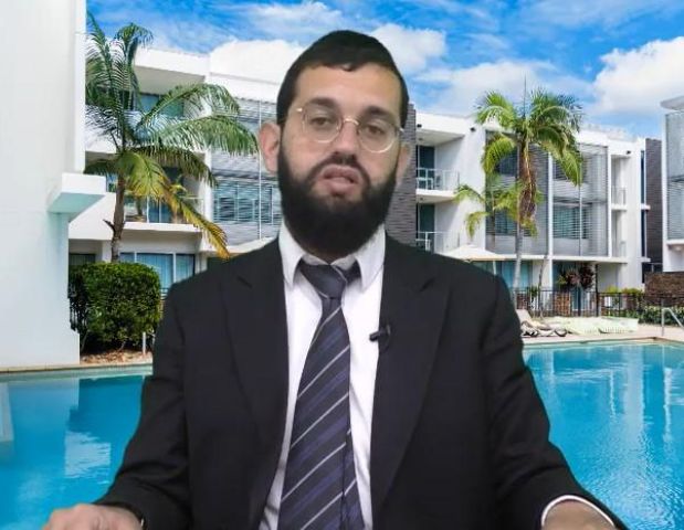 מי שמתארח בבית מלון כיצד ידליק נרות חנוכה? - קצרים עם הרב אושרי אזולאי   