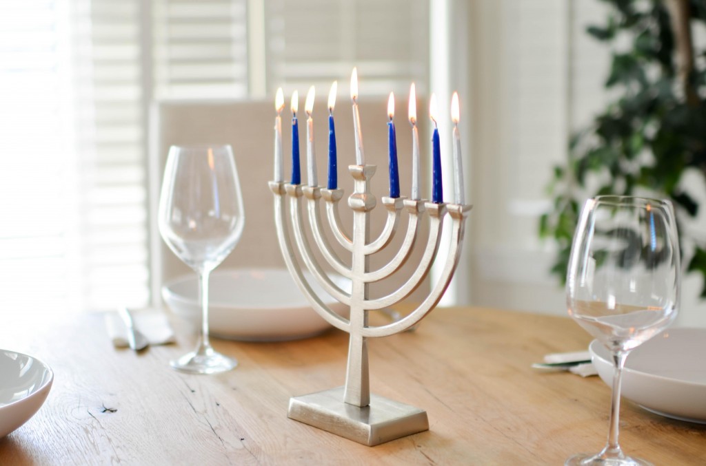 האם מותר לכבד את המלוה בהדלקת נר חנוכה? הרב משה יוסף    