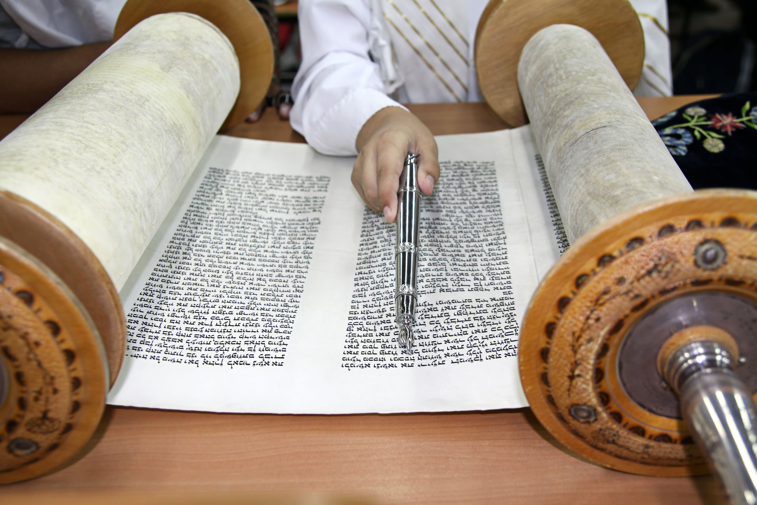 הרב ירון אשכנזי - העולה לתורה יעלה לתיבה בדרך הקצרה וכשירד ילך בדרך הארוכה