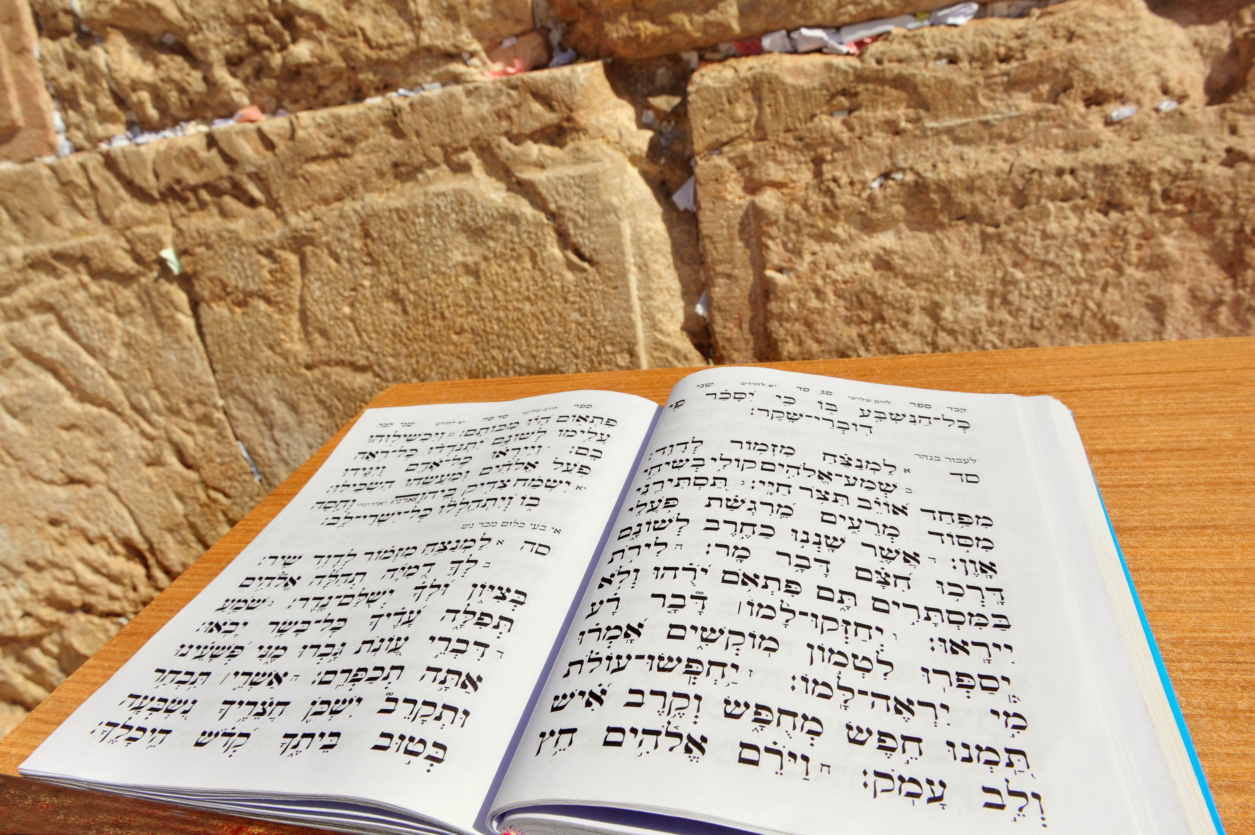 הלכה יומית - האם מותר לשבת בחזרת הש"ץ    