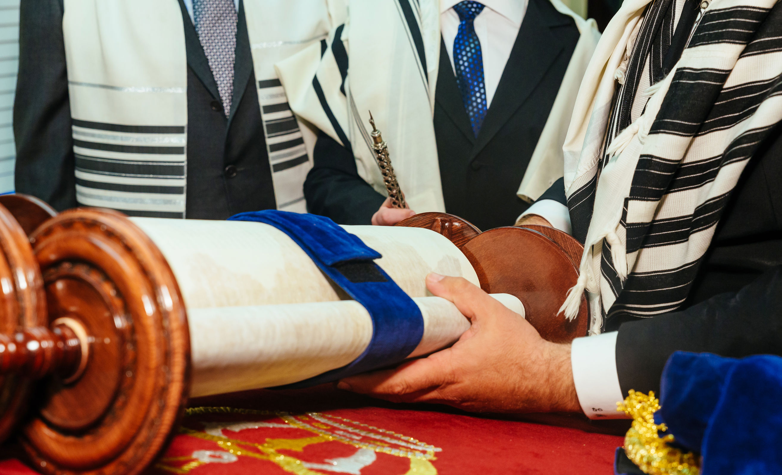 הלכה יומית - הרב ירון אשכנזי - האם מותר להביא ספר תורה לבית חתנים או בית אבלים וכדומה