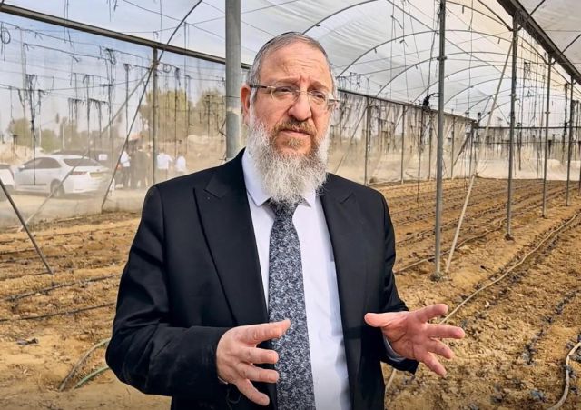 מהו ירק מפוקח מתולעים? סיור במעבדת "חסלט" עם ראש קו ההלכה הרב ירון אשכנזי